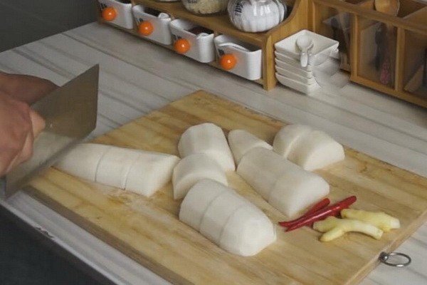 求四川泡菜酸萝卜的做法，越详细越好！做出来是粉色的丁，我以前去过四川尝了泡萝卜，酸爽脆，用什么萝卜