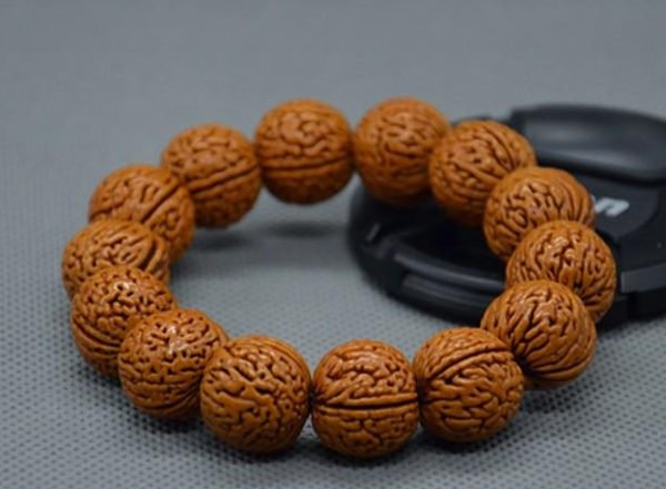 山桃核手串带几个最合适