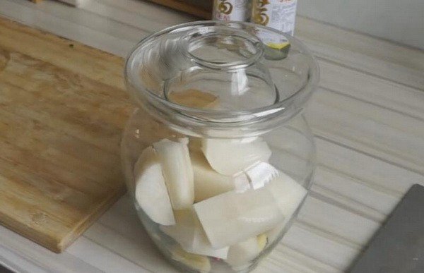 求四川泡菜酸萝卜的做法，越详细越好！做出来是粉色的丁，我以前去过四川尝了泡萝卜，酸爽脆，用什么萝卜