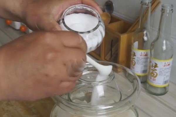 求四川泡菜酸萝卜的做法，越详细越好！做出来是粉色的丁，我以前去过四川尝了泡萝卜，酸爽脆，用什么萝卜