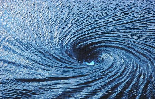 马里亚纳海沟到底有多深？水是液态、还是固态，为什么？