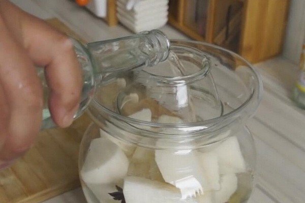 求四川泡菜酸萝卜的做法，越详细越好！做出来是粉色的丁，我以前去过四川尝了泡萝卜，酸爽脆，用什么萝卜