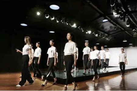 模特步三个动作分解是怎么样的？