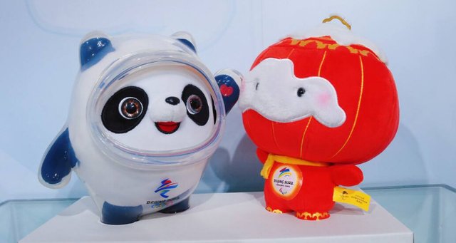 2022年北京冬季奥运会的吉祥物“冰墩墩”是根据什么设计的？