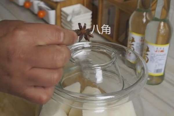 求四川泡菜酸萝卜的做法，越详细越好！做出来是粉色的丁，我以前去过四川尝了泡萝卜，酸爽脆，用什么萝卜