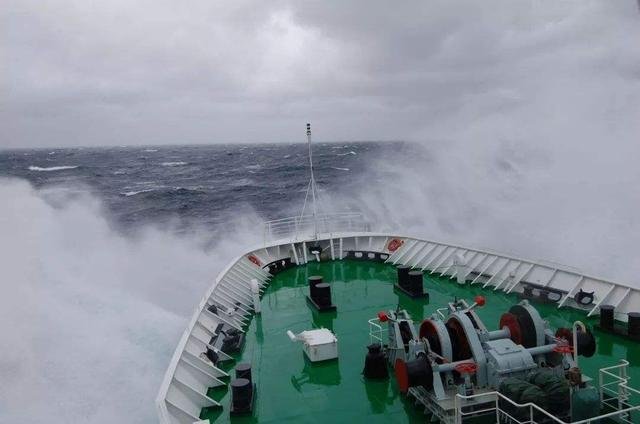 马里亚纳海沟到底有多深？水是液态、还是固态，为什么？