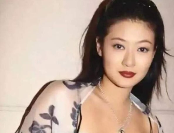邱煌祎独自庆生日，感谢养母教诲之恩，为何绝不进娱乐圈呢？