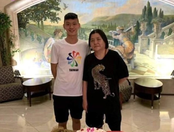邱煌祎独自庆生日，感谢养母教诲之恩，为何绝不进娱乐圈呢？