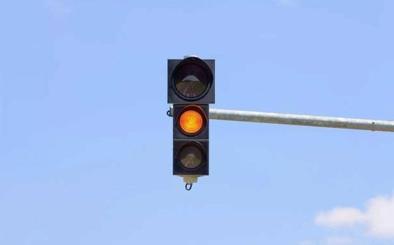 黄灯时可以过路口吗？