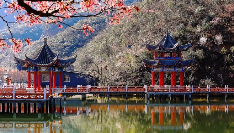 日出江花红胜火春来江水绿如蓝描写了一幅怎样的画面