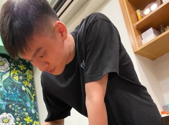 邱煌祎独自庆生日，感谢养母教诲之恩，为何绝不进娱乐圈呢？