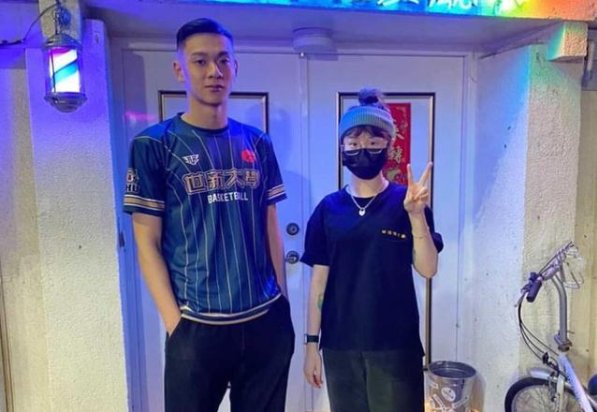 邱煌祎独自庆生日，感谢养母教诲之恩，为何绝不进娱乐圈呢？
