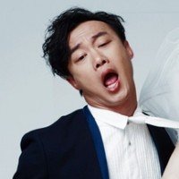 求可以做QQ头像的关于陈奕迅的图片 谢谢 给高分